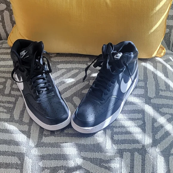 *BRAND NEW with Original Box* Men's Nike Tennis Shoes - Picture 3 of 5